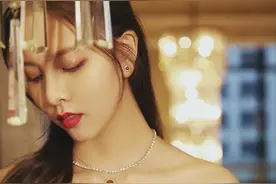 宋妍霏太阳花耳环经典耐看，格纹衬衫搭配狮子首饰超显气质，真潮图片