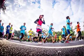 马拉松比赛时，如果运动员想上厕所怎么办，难道还要穿个纸尿裤？视频封面