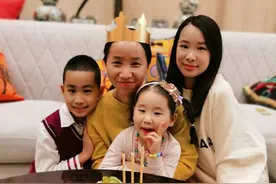 赵文卓一家连续13年为保姆庆生，送蛋糕珠宝项链，出手超阔绰图片