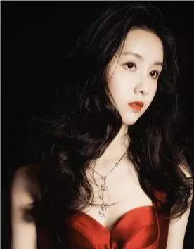 港风的高级感把可爱风秒成渣渣，18岁的袁咏仪造型成经典