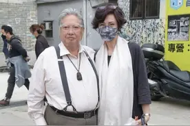 68岁洪金宝回归影坛，参加活动小跑进场，开心与妻子一起合影图片