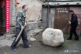 河南7旬农民大爷坚守黄河岸边，用铁棒磨针50年，看要干什么图片