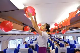 高铁上上演不同年代的制服时装秀图片