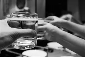 15岁少年应邀聚餐饮酒身亡，谁之责？法院判了：父母担主责！图片