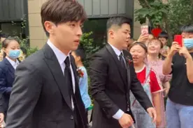 邓伦再次回石家庄给发小当伴郎，网友：邓伦主业伴郎，副业演员图片