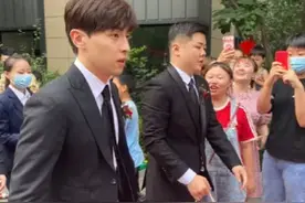 邓伦再次回石家庄给发小当伴郎，网友：邓伦主业伴郎，副业演员图片