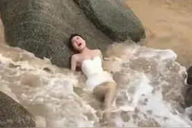 准新娘花2万拍海边婚纱照，看到成品后欲哭无泪，像案板上的鱼图片