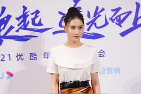 何超莲小个子大气场，扎染短裙+白T文艺时髦，她这些造型很精致图片