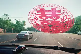 小舅子借车结婚3年不还，姐夫一招要车“太解气”全家人愣在原地图片