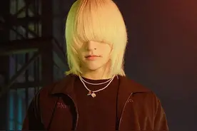 靠发型走红，韩团男爱豆坚持“刘海盖眼”，出道近2年糊团被发现图片