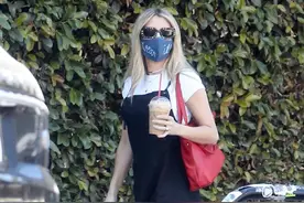 Emma Roberts怀有身孕，身材依然纤细如少女图片