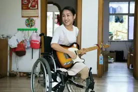 汶川地震时，她为救丈夫失去双腿，惨被丈夫抛弃，如今活成这样图片