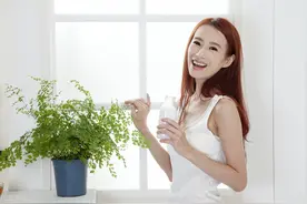 中年女人，对身边的异性为何会来者不拒？图片