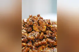 家里有核桃仁，快用这个方法做，金黄酥脆，好吃到停不下来图片