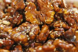 家里有核桃仁，快用这个方法做，金黄酥脆，好吃到停不下来图片