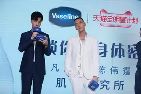 陈伟霆出席某活动 寸头造型男人味十足图片
