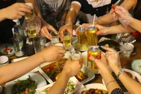 辽宁男人开烧烤店，利用“免单”来赚钱，一年进账200万，真牛啊图片