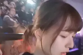 CFS世界赛现场，美女解说偶遇白鲨，传情：看的太认真不忍打扰图片