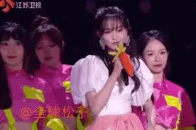 郑爽登江苏卫视晚会，脸部瘦到凹陷，法令纹深，被吐槽“女巫脸”图片