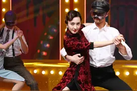 三大女神旗袍斗艳：baby关晓彤王丽坤大秀美腿，美的各有千秋！图片