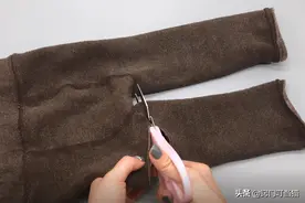 不穿的旧打底裤不要扔，简单剪几刀变废为“宝”，实用又省钱图片