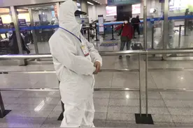 守在机场接人，看到八旬老母亲却不敢打招呼，咋回事？图片