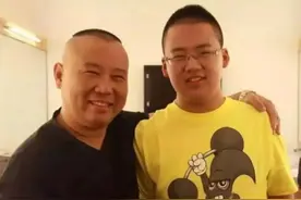 郭德纲6岁小儿子近照曝光，小圆脸发型奇特，堪称“胖版郭麒麟”图片
