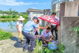 无论烈日当头，还是狂风暴雨，总有他们将你护在身后图片