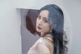 杨幂大美女化身抓鸡小能手！古风现代装同样绝美，你喜欢吗？图片