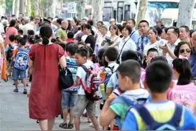 接送、陪读、送餐！家长的辛苦换来了什么？家长：有些后悔！图片