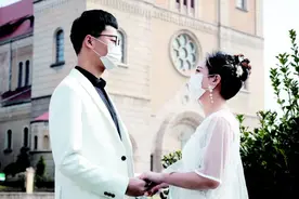 戴着口罩拍婚纱照，定格特别瞬间图片