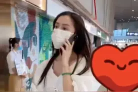 baby疑带儿子赶飞机！打着电话健步如飞，小海绵拖着行李赶紧追？图片