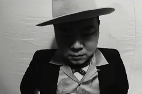岳云鹏时尚大片曝光！穿大褂骑到树上，本想走高端愣是拍成搞笑片图片