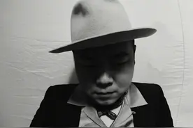 岳云鹏时尚大片曝光！穿大褂骑到树上，本想走高端愣是拍成搞笑片图片