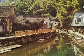 姐妹俩一起走图片