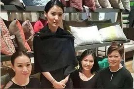 31岁不丹王后排场大！店员跪地合影冷着脸，怀二胎后被宠成小女人图片