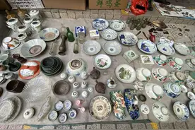 实拍广东江门古玩市场摆地摊市集上有各种各样的古玩瓷器图片