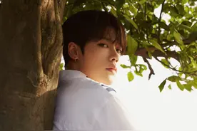 林彦俊白衬衫搭蓝色仔裤，清爽帅气，是令人心动的夏日男孩图片