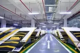 男子发明新型停车位，300个车位停450辆车，网友：傻人才敢用图片