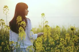一场姐弟恋让她看清：女人年过40，男人娶你的目的可能只有一个图片