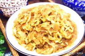 做酸菜炒粉条，不能将酸菜直接下锅，大厨：多做一步，入味还解馋图片