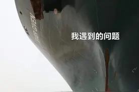 蚂蚁救大象！堵住苏伊士运河的货轮有多大？看看它旁边的挖掘机图片