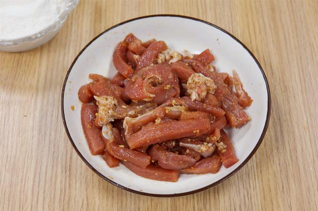 炸小酥肉时，挂糊用淀粉还是面粉，老弄错，难怪在家做的不好吃