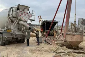 建新轮胎第一根地基孔桩灌注混凝土图片