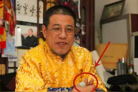 乾隆的七世孙，手戴上亿大扳指，专家劝他上交，被他直言回怼图片