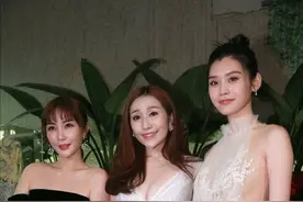 奚梦瑶携手何猷君姐姐亮相，同穿公主裙，一个脸歪，一个美得清新图片