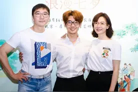 陈数罕见晒出全家福，18岁继子阳光帅气，勾肩揽腰关系如同亲母子图片