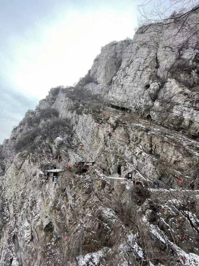 郑州驴友徒步经典户外线路，万丈梯刀背山穿越小长城黄金大草原