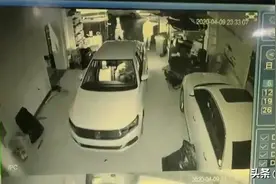 深夜，汽修店的监控里突然多了几个身影，其中有一人还对着摄像头“笑”了一下图片