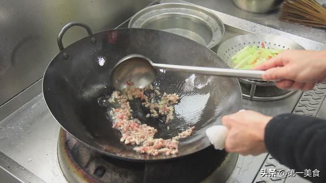 炒瓠子时佐料别乱放，按照大厨演示做，鲜嫩味美，出锅满屋飘香